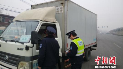 12��8�����磬��������·��·��ׯ��·�Σ����������Ա���·����ʻ�Ĵ������������ ��