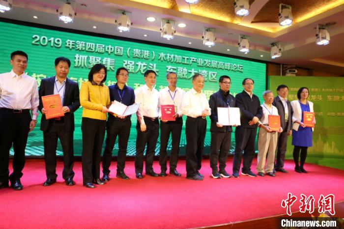 ͼΪ����ľ���е��塷�����׼֤��䷢��ʽ �ֺ� ��